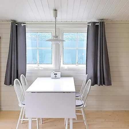 4 Person In Utvik-by Traum *